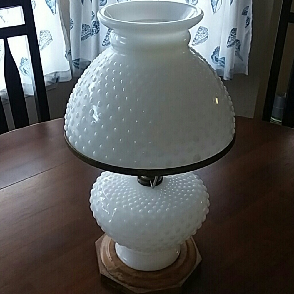 **FINAL REDUCTION **Vintage Hobnail Lamp